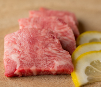 Shinsaibashi Yakiniku Sin_Tongue-briand - It's bliss from the first bite! Enjoy the luxurious flavor.