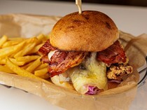 J.S. BURGERS CAFE Lalaport EXPOCITY Branch_Maple Chicken Cheese Burger - The crispy chicken accents the texture.