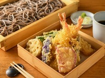 Yamagata Soba Saryo Tsukinoyama_Tempura Itasoba - Eat with the bounty of the sea and mountains.