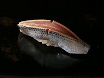 Sushi Nakao_Kohada (gizzard shad) - A single, unhesitating cut makes the kohada cover the rice.