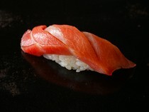 Sushi Nakao_Tuna - The delicate sensibility and experience of the chef bring out the deliciousness.