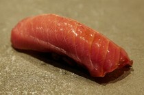 Kitashinchi Sushi Senkoudo_ [NEW] Sushi Course - Enjoy the distinctive taste of sushi rice seasoned with red vinegar or white vinegar, depending on the topping. 