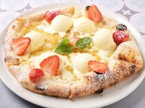 Pizza Verde Matsumoto_Pizza with Apples, Honey and Ricotta Cheese - You can enjoy it as a dessert.